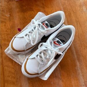 Nike Court Legacy GS in White and Black